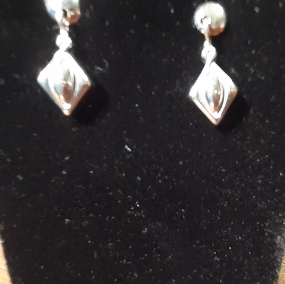 18 K White Gold Dangle style Earrings